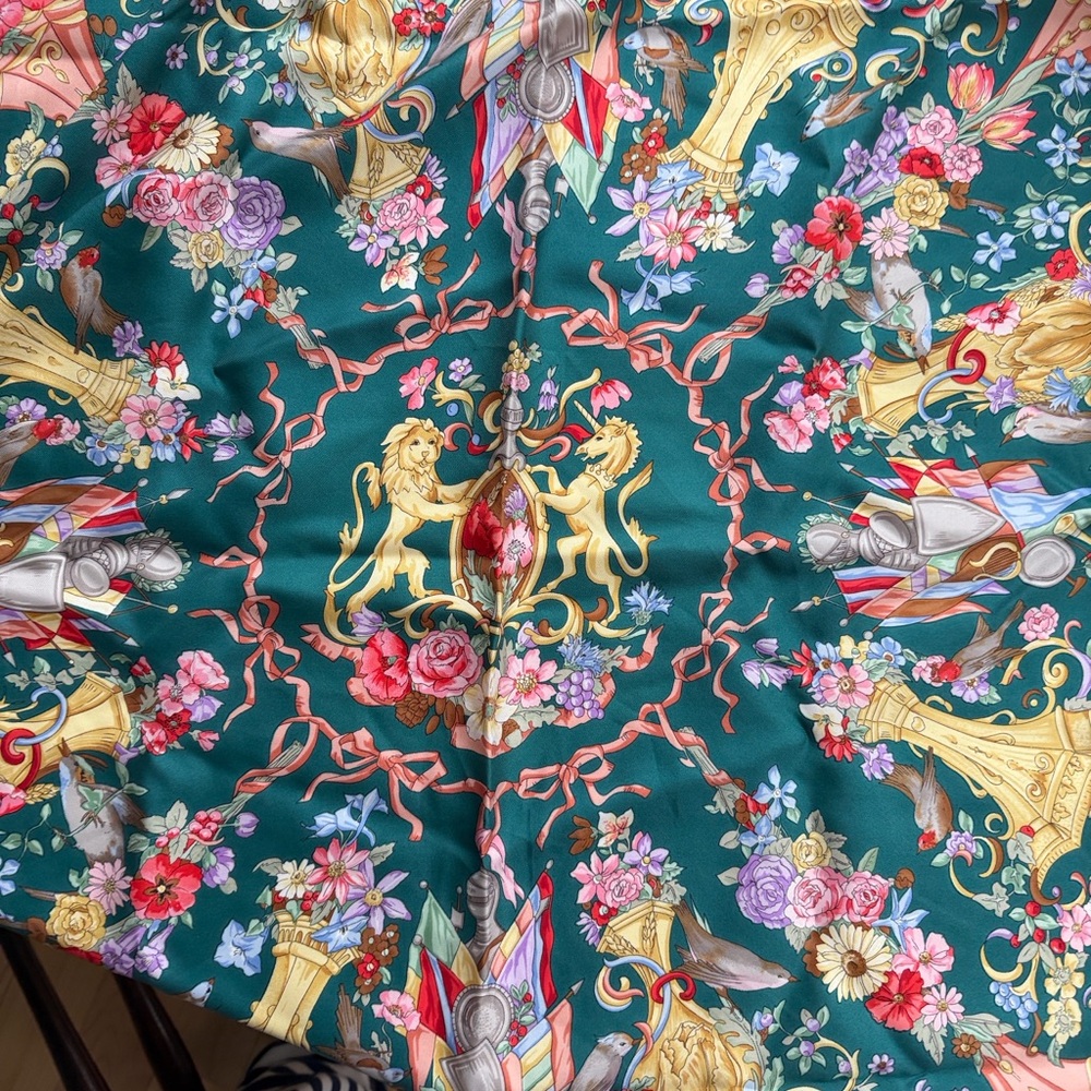Vintage Gucci 100% Silk Scarf with Floral and Ribbon Design. Never been worn - Picture 2 of 5